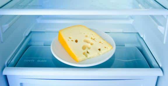 Astuces pour enlever l’odeur de fromage dans le réfrigérateur